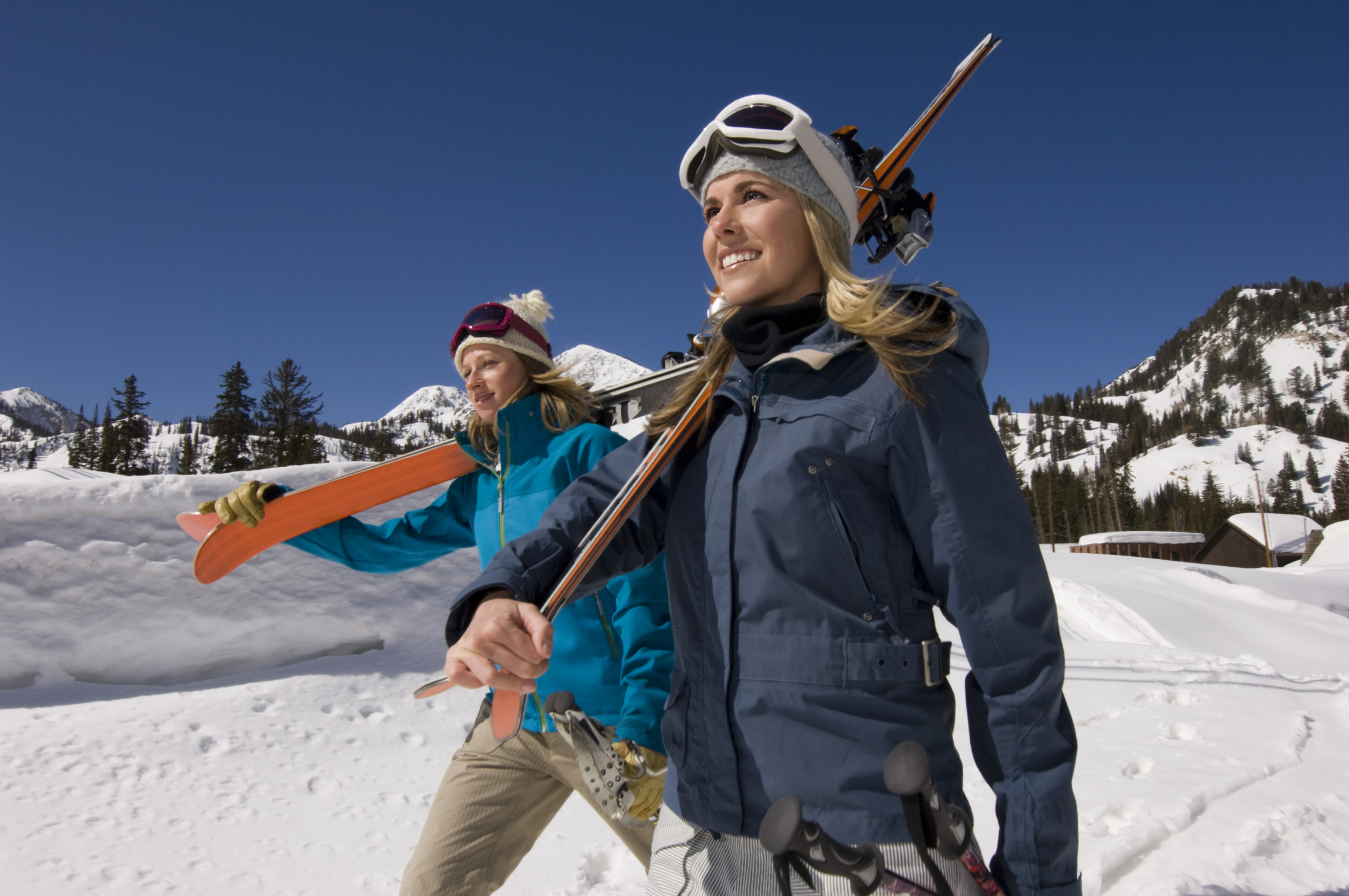 The good ski. Девушка на лыжах. Фотосессия на горнолыжном курорте. Девушка на горнолыжном курорте. Счастливые люди на горнолыжных склонах.