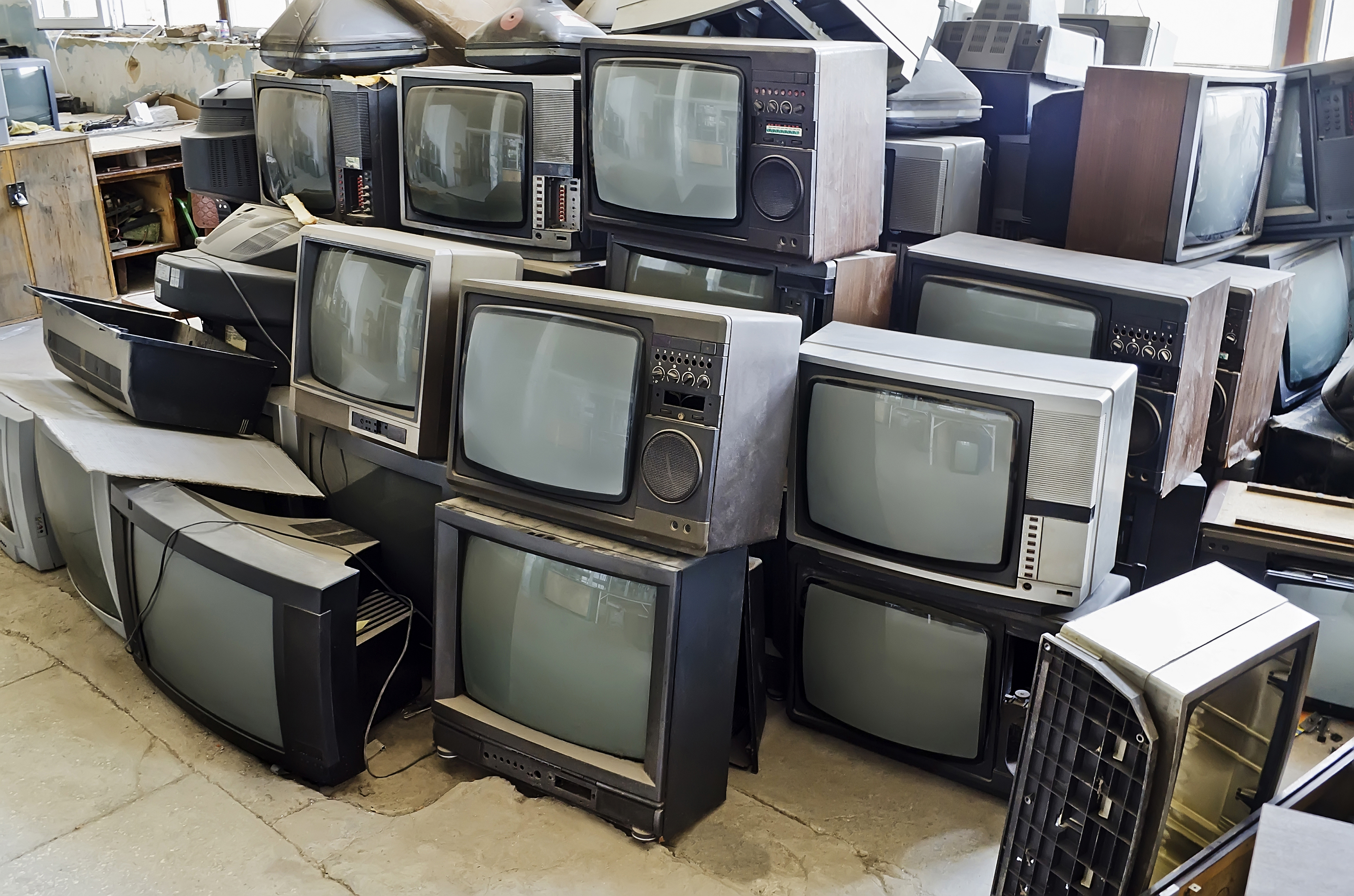 Сдать нерабочий телевизор. Старый телевизор. Скупают старые телевизоры. Утилизация телевизоров. Прием старых телевизоров.