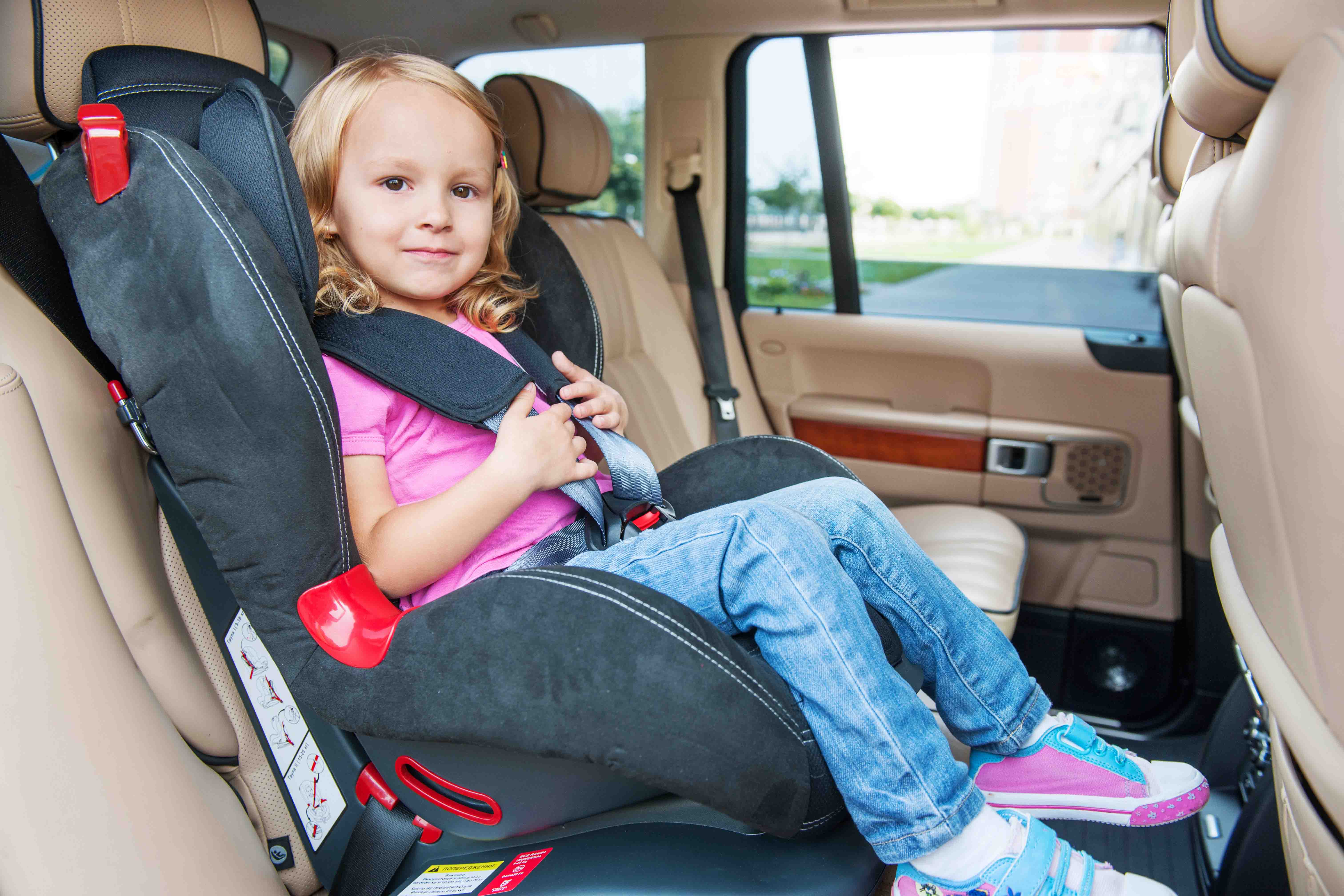 До скольки лет нужно детское кресло ребенку. Автокресло для детей. Ребенок в автокресле. Кресло для детей в машину. Автомобильное кресло для детей в ДОУ.