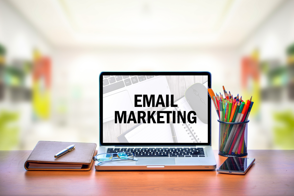 Obchodní e-maily odesílají nejčastěji jednou měsíčně a z externí aplikace, vyplývá z průzkumu mezi podniky a živnostníky