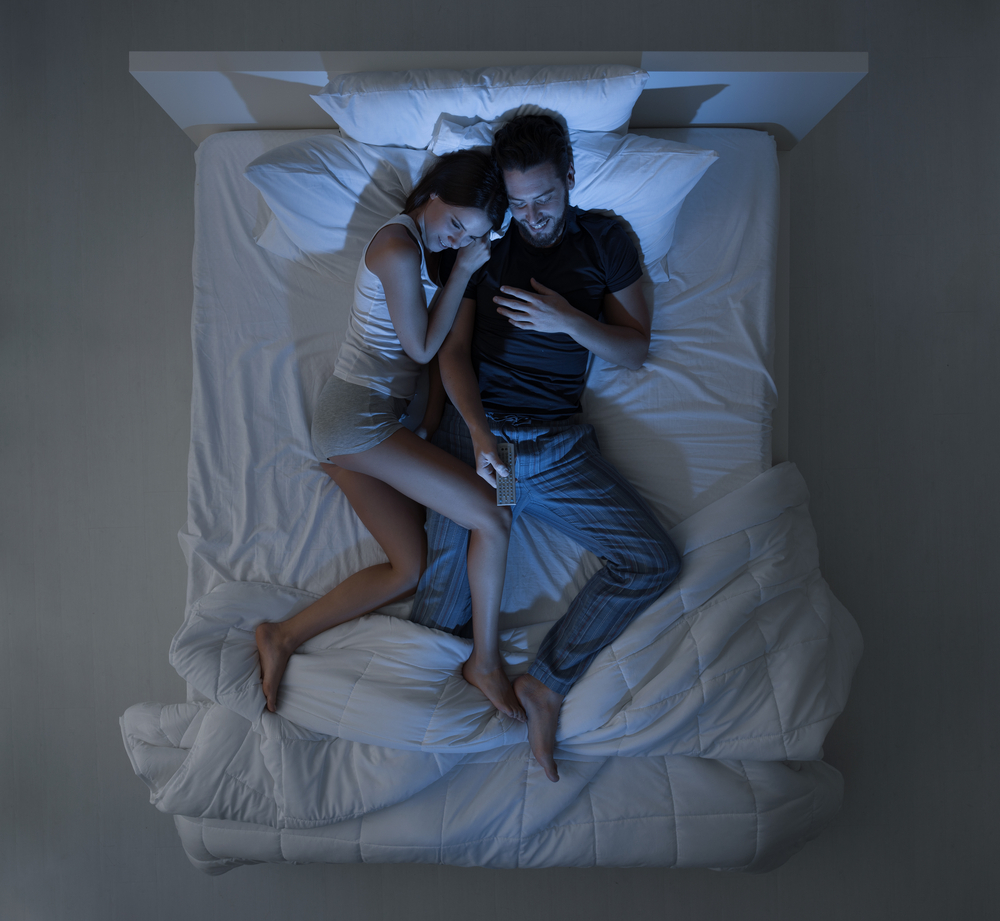 Klesá frekvence sexu, páry sledují televizi v posteli